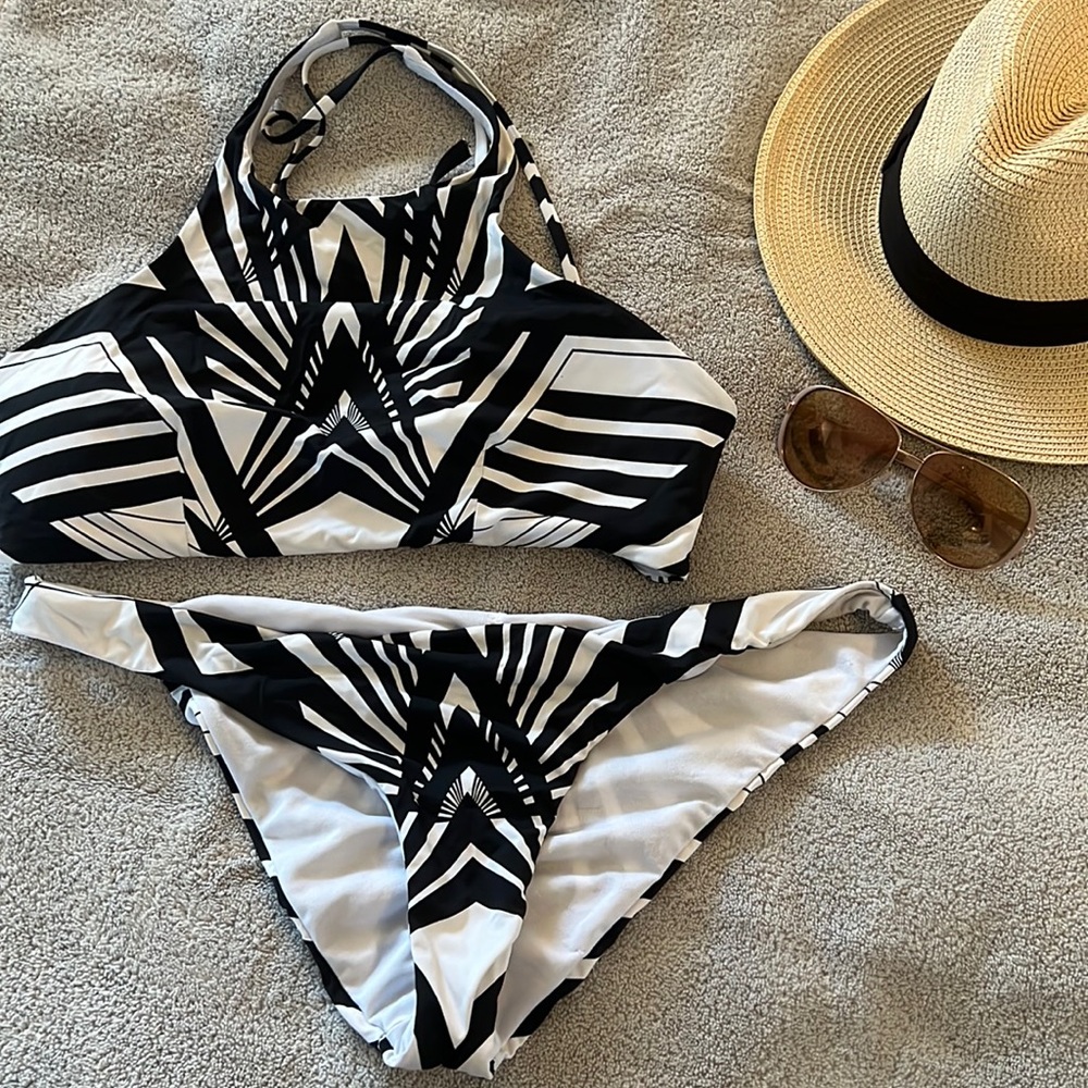 Like New✨ Black & White Bikini 👙